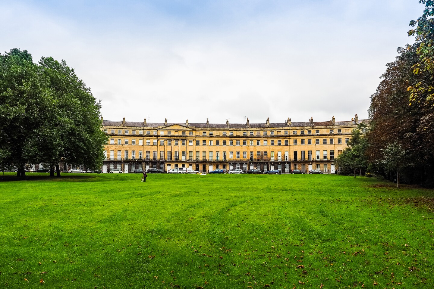 ردیف خانههای پلکانی نورفولک کرسنت در باث با پارک سبز در جلو