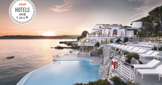 The swimming pool at Hotel du Cap-Eden-Roc has views of the sea.