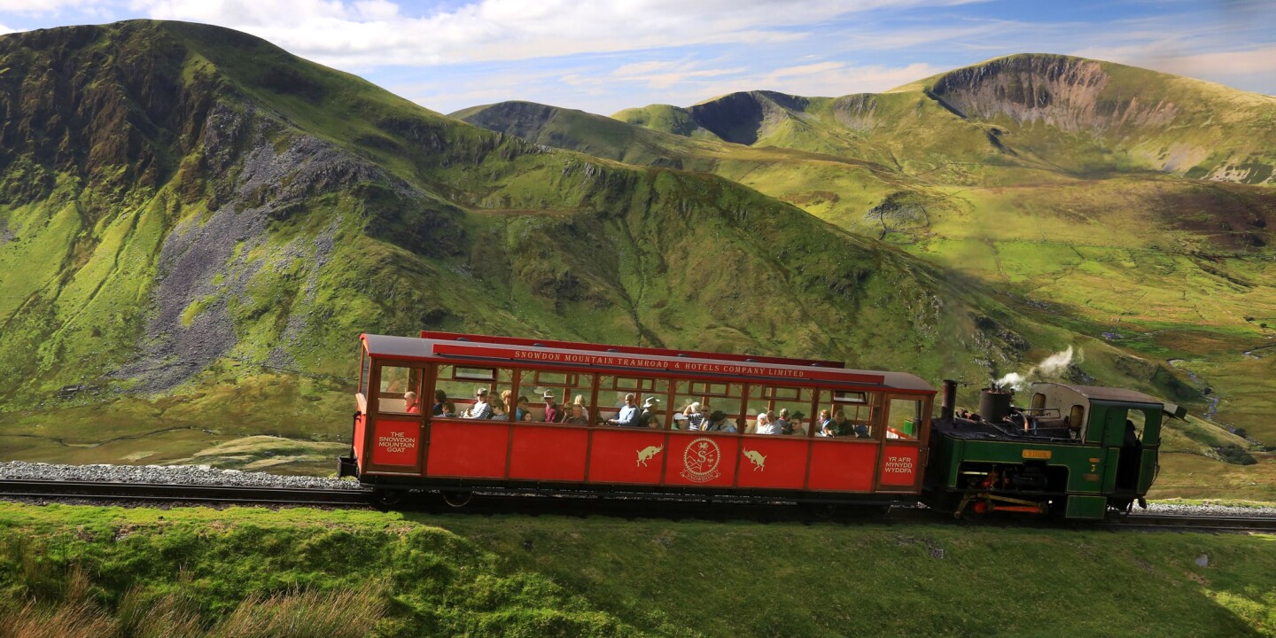 Die schönsten Zugfahrten Großbritanniens gleiten durch Täler, über Viadukte und entlang von Klippen