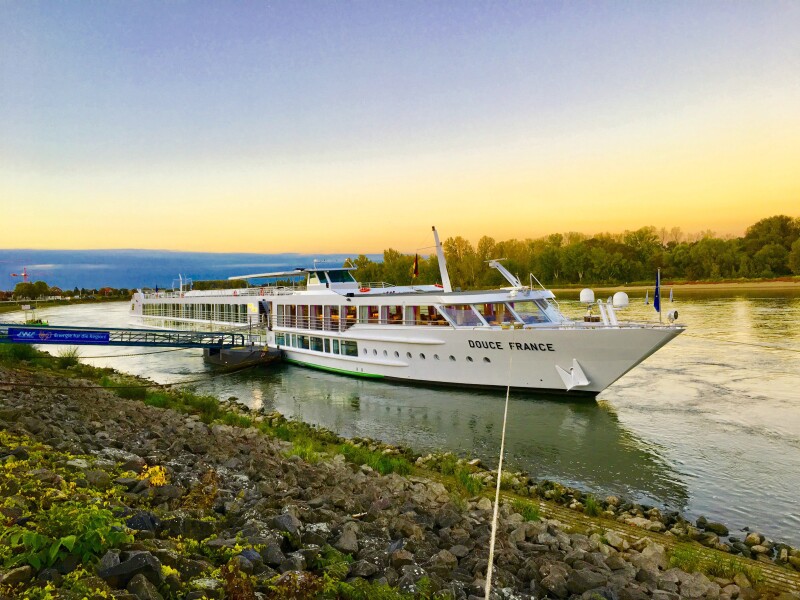 Ships minimize wake