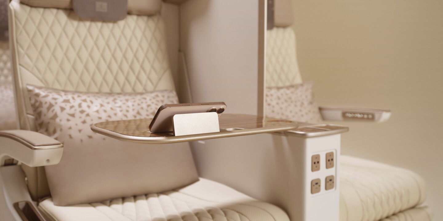 Emirates’ neue Premium-Economy-Sitze werden mit Privatsphärehüllen ausgestattet. Emirates’ neue Premium-Economy-Sitze werden mit Privatsphärehüllen ausgestattet.