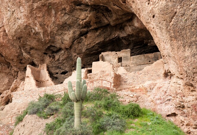 The Lower and Upper Cliff Dwellings date all the way back to 1300 C.E.