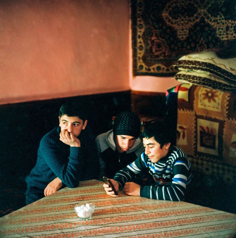 Friends play a game on a smartphone (2018). When Rena first visited, Khinaliq lacked cell phone coverage. Today most young people in the village have their own Facebook and Instagram accounts and are able to surf the internet from their homes thanks to a recently installed 3G network.