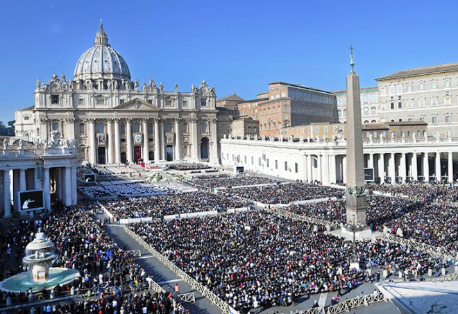 Overview of the square with the faithful and the St. Peter's Basilica during the Holy Mass closing the Jubilee of Mercy, Vatican, Rome, ITALY-21-11-2016.