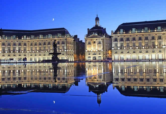 Bordeaux Limanı'ndaki (Port de la Lune) Miroir d'Eau'da Place de la Bourse'un yansıması.