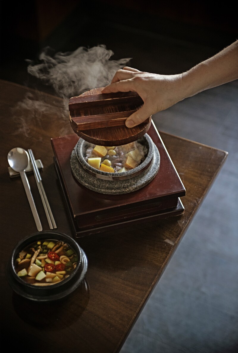 Binari Café, located in the Yeonhui neighborhood, offers food and home goods.
