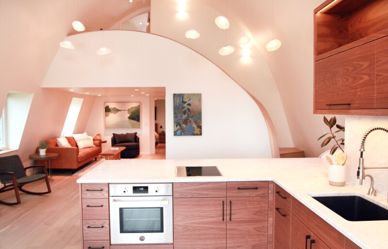 The Smith and Vallee Gallery Guest House is artist decorated, overlooks Samish Bay, and is centrally located.