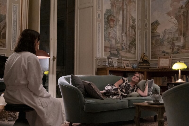 Harper and Daphne in Villa Tasca on "The White Lotus."