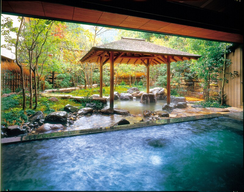 Nishimuraya Hotel Shogetsutei offers a classic Japanese onsen experience. The onsen overlooks a green interior garden.