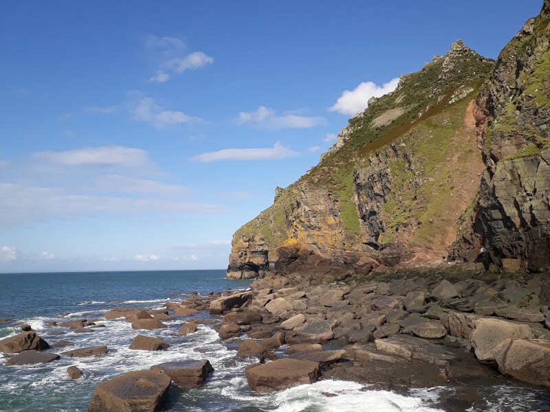 You’ll find rugged Wringcliff Bay on England’s North Devon Coast, where Exmoor National Park meets the Atlantic.