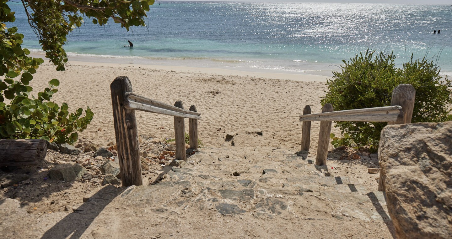Wooden handrails leading down to Rodgers Beach in Aruba