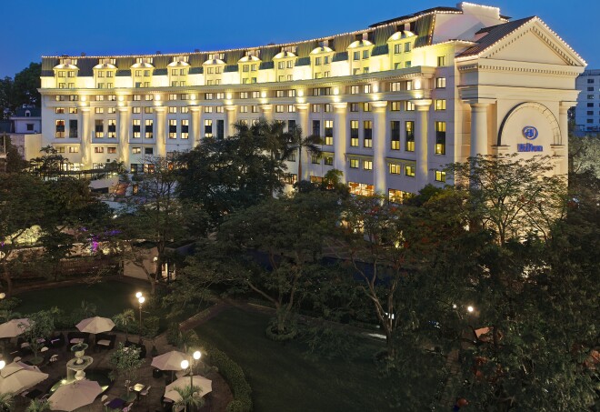 Hilton_Hanoi_Hotel_exterior_at_night.jpg