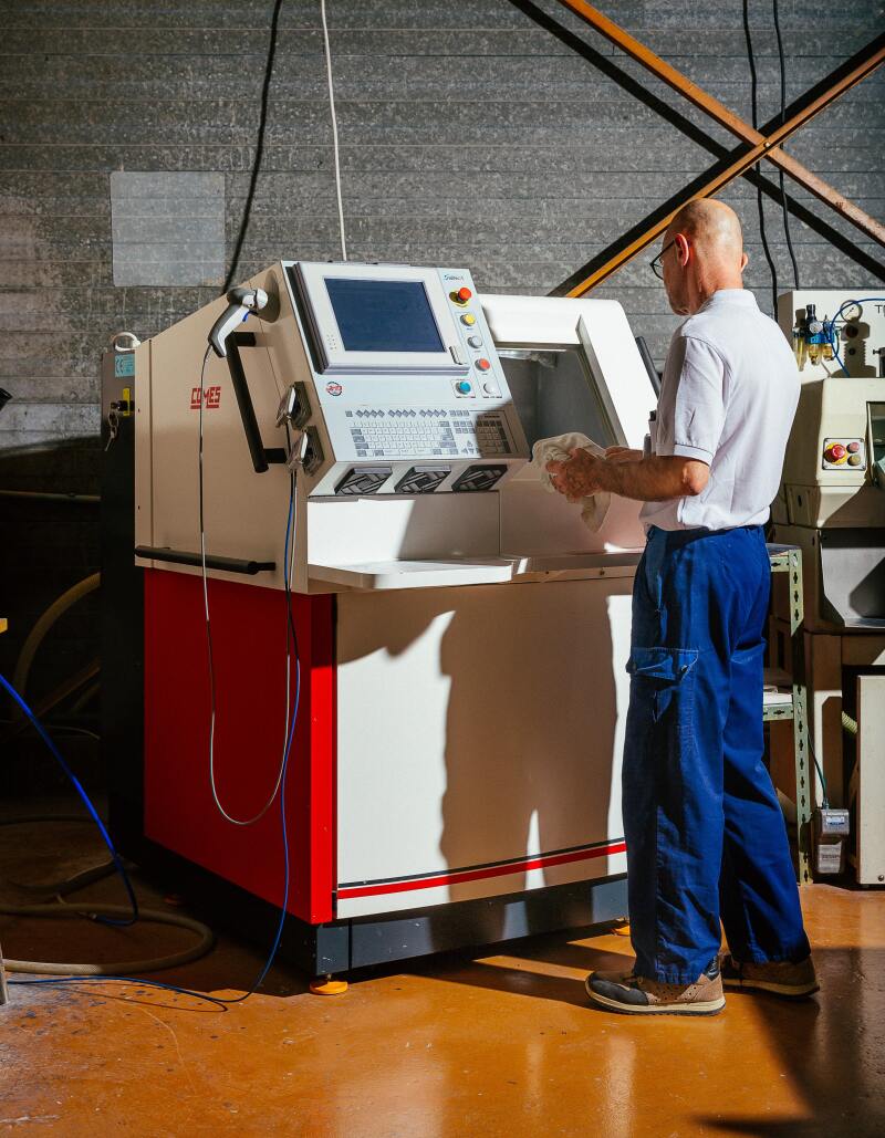 A worker in Vuarnet's Rx lab.