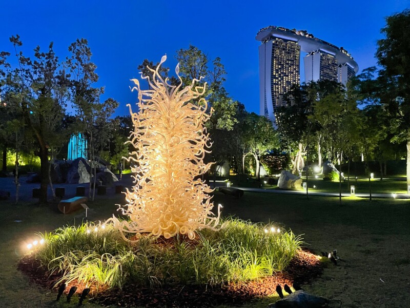 Palazzo Ducale Tower stands in icy contrast against Singapore’s evening skyline. This freestanding blown glass sculpture is one of the first in the “Tower” series that Chihuly conceived in the 1990s.