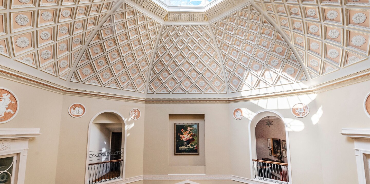 اتاق هشت ضلعی با سقف گنبدی شکل و نورگیر مرکزی