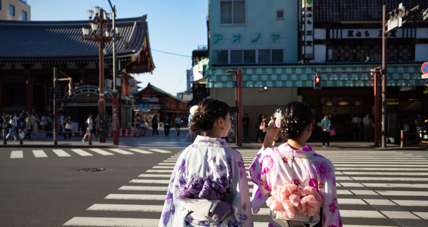 Two women walking in Japanese kimonos in Tokyo