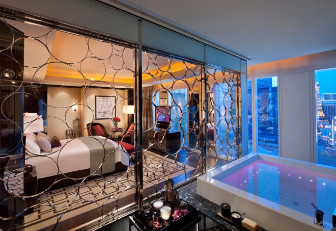 MO_las-vegas-suite-mandarin-suite-bedroom1.jpg
