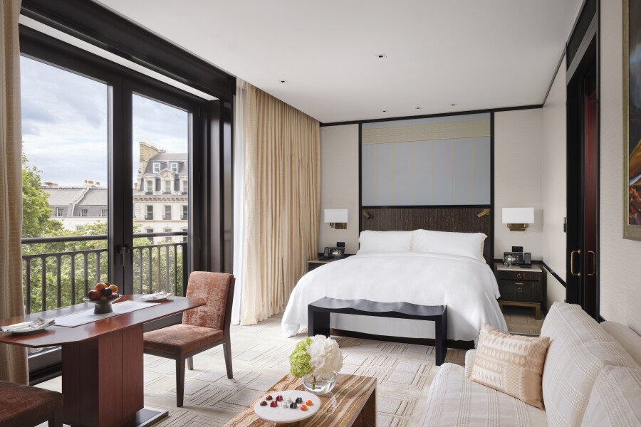 This Premier Room King at the Peninsula London features a neutral palette and floor-to-ceiling windows.