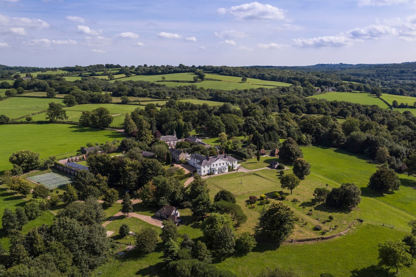 نمای هوایی از املاک مانور گرجستان که توسط حومه سبز با درختان بسیار احاطه شده است