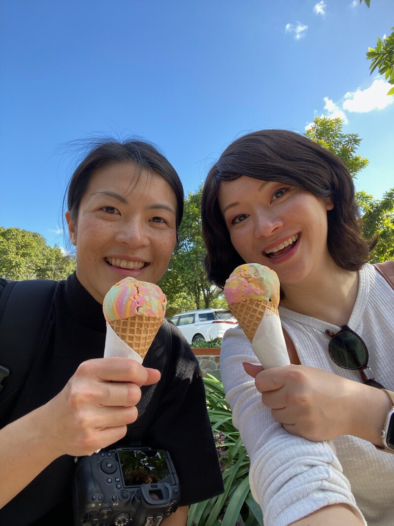 Michelle and Tammy Law with ice cream cones