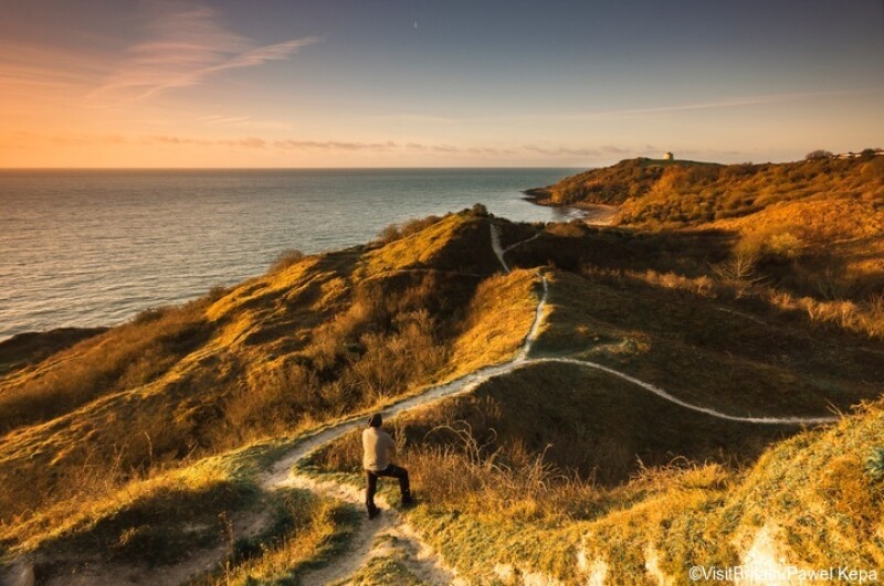 A coastal path in Folkestone, Kent // Photo by Visit Britain/Pawel Kepa