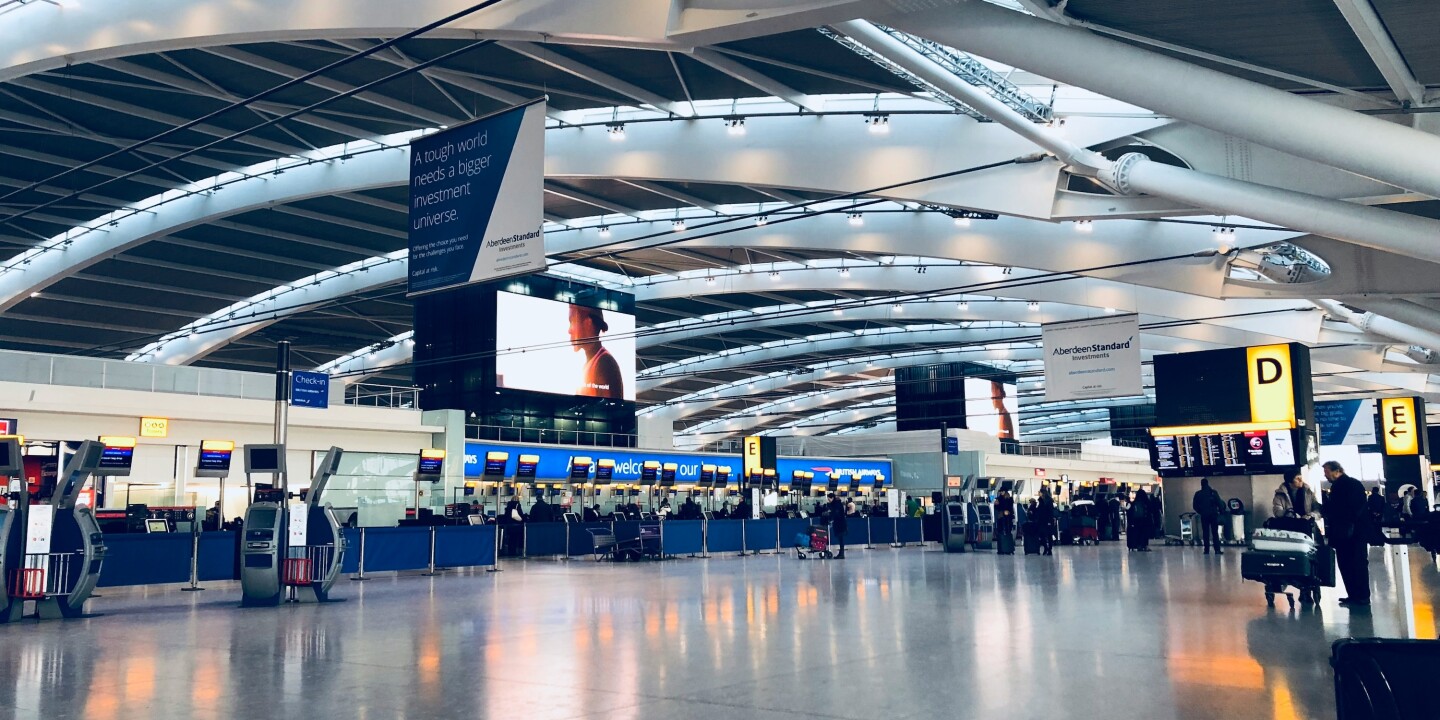 Los incendios cerca del aeropuerto de Heathrow afectan a miles de turistas Los incendios cerca del aeropuerto de Heathrow afectan a miles de turistas