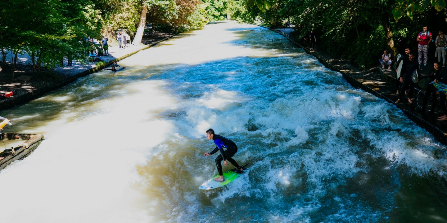 Vous pouvez à nouveau regarder les surfeurs surfer sur cette vague fluviale épique au milieu de Munich