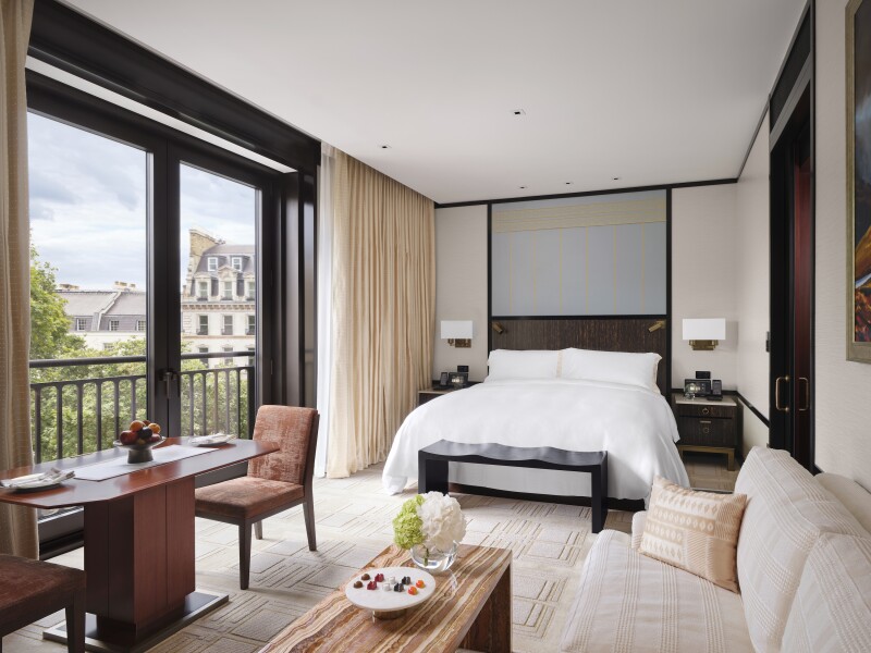 The Premier Room King at the Peninsula London features floor-to-ceiling windows and ample seating areas.