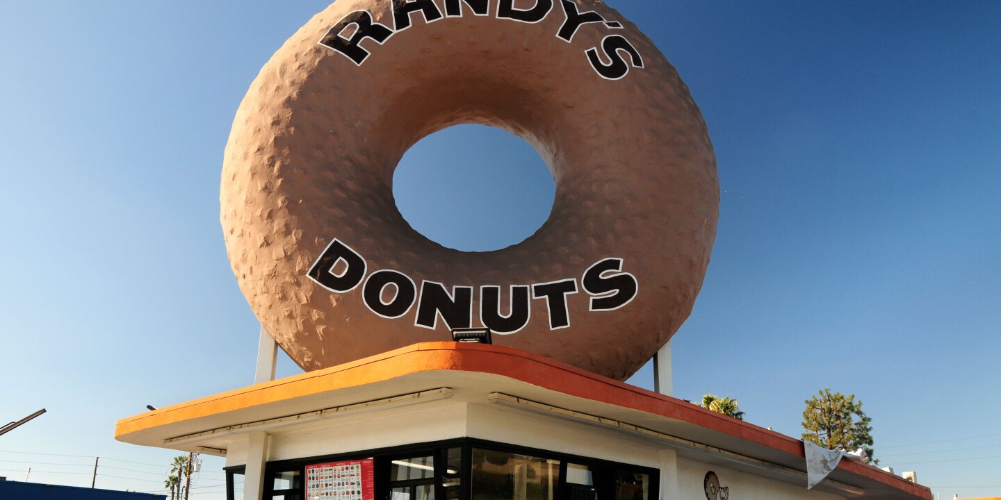 ジョロフ ライスからスパイシーなアグアチレまで、ロサンゼルスのワールド カップ スタジアム近くで世界各国の味を提供する 7 軒のレストラン